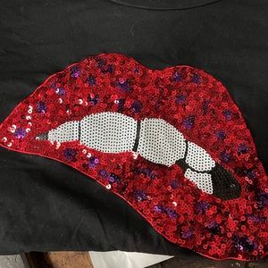 Black short sleeve Biting lip a T shirt XL